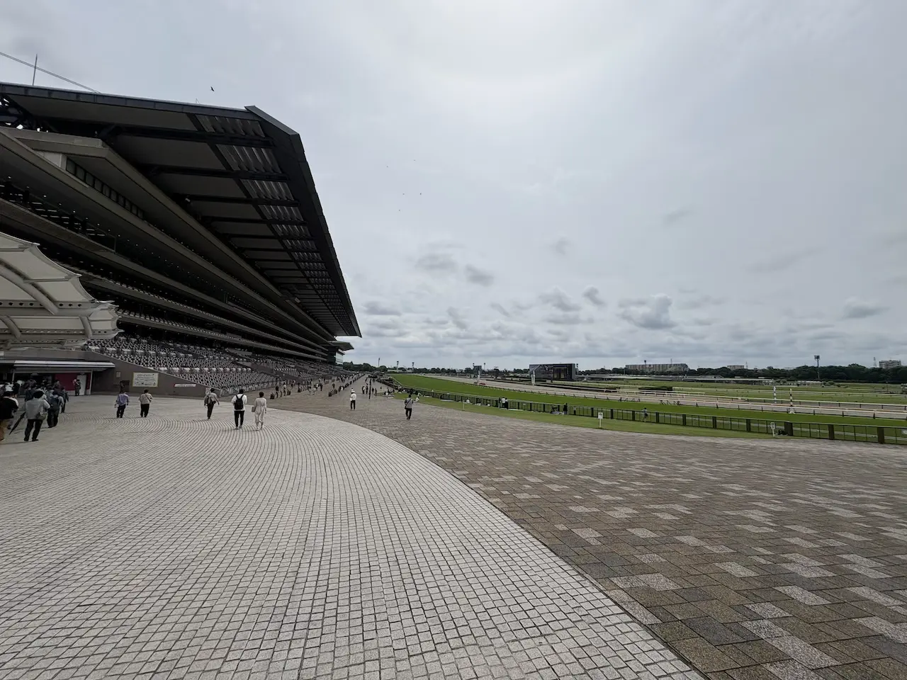 競馬場入口